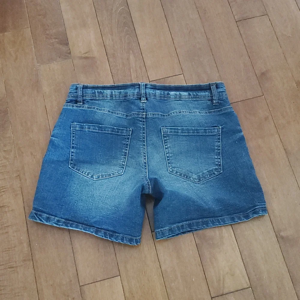 Jeans Short - Picture 2 of 4